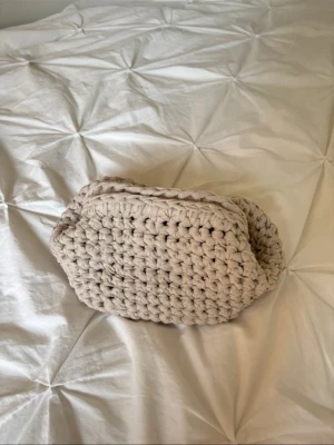 clutch bag - Säljer handgjorda clutchbags.🫶🏽 Då detta är min ”smallbuisness” får man en helt ny tillverkad väska i valfri färg. Väskan får plats med relativt mycket. Kolla gärna tiktok: linclutch och vid oklarhet hör gärna av er till mig.🥰 (väskan på bilden är den mindre storleken.)