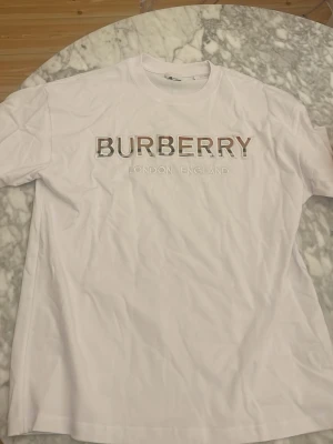 Vit Burberry t-shirt med logga - Säljer en vit t-shirt från Burberry som passar S och M