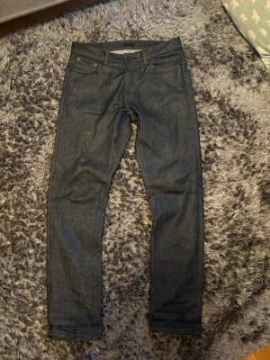 Selvedge jeans - Hej jag säljer min selvedge jeans som är i väldigt bra skick. De har lite slitningar på backfickorna och börjar få lite fades där framme. De är i storlek 32 x 32. Hör av er om ni har några frågor!