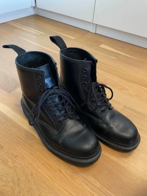 Helsvarta Dr Martens - Ett par klassiska Dr martens som tyvärr är för små för mig. Jag har knappt hunnit gå in skorna så de är i mycket gott skick. Tyvärr har de en repa på sidan, jag pratade med en skomakare som sa att den inte kommer gå upp och det är inte hål hela vägen. Det läcker alltså inte in genom repan. Se två sista bilderna. Därav sänker jag priset så mycket. Det här är ett riktigt kap! Köpköpköp!! Hör av dig vid minsta fråga <3
