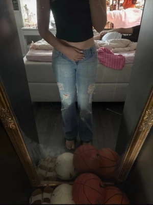 Jeans - Säljer ett par ljusblå jeans från viktoria beckham. Dragkedjan är lite trasig men det går fortfarande att använda den utan problem det är bara handtaget som åkt av 