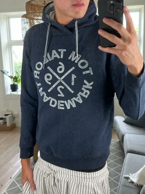 ”Vintage” Hoodie  - Snygg hoodie med vintage look, väldigt trendigt just nu! Storlek L men passar även M. Mått: A:48 B:44 C:46 D:61 (cm) Skriv vid fundering 😇🙌