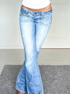 Jeans - Midjemått: 38cm rakt över, innerbenslängd: 77cm 💗