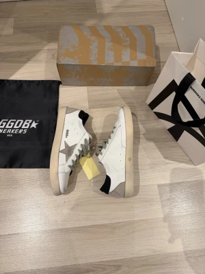 Golden goose  - Sprillans nya golden goose! Bästa investeringen inför sommaren! Storlek 42! Vid minsta fundering är det bara att hojta!