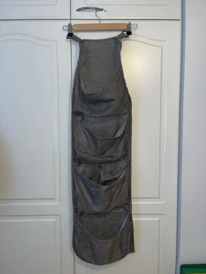 Ripustettava säilytyslokerikko - Harmaa clas ohlsonilta ostettu säilytyslokerikko. Muuten isot pussukat, mutta yhdessä sisällä myös kaksi pienempää lokeroa. Pituus n 100cm, leveys n 30cm. Eläintalous MMM Katsothan myös muut ilmoitukseni Tarjoa