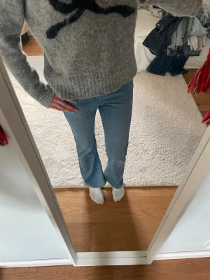 Bootcut jeans - Säljer dehär så fina ljusblå jeansen perfekt till våren! Storlek 164 men skulle snarare säga S, endast lite korta på mig som är 175. Använda men i bra skick och inga större defekter. Tveka inte med att höra av dig för fler bilder/inspo!