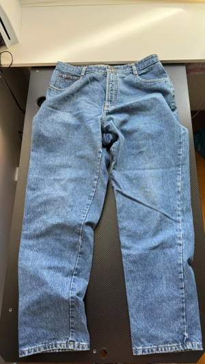 Blå raka jeans från 192 Belia - Säljer ett par klassiska blå raka jeans från 192 Belia i 100% bomull. Jeansen har en tidlös tvätt i indigo denim, normal midja och femficksmodell. Perfekta för en avslappnad och trendig look.