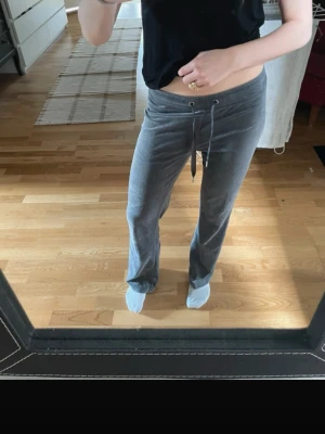 Grå mjukisbyxor - Säljer ett par grå mjukisbyxor med raka ben. Perfekta för chill dagar hemma eller när du vill vara extra bekväm. Klassisk modell som är enkel att matcha med olika toppar.