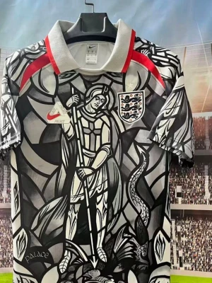 Nike x Palace England t-shirt - Unik t-shirt från Nike och Palace med England-tema. Tröjan har ett svartvitt mönster som liknar glasmålning med riddarmotiv, röda detaljer vid axlarna och England-emblemet på bröstet. Tillverkad i mjukt, lätt material och har klassisk krage. Du kan bestämma vilken storlek du vill ha!!! Det kan ta upp till 15-20 dagar för tröjorna att komma!!!
