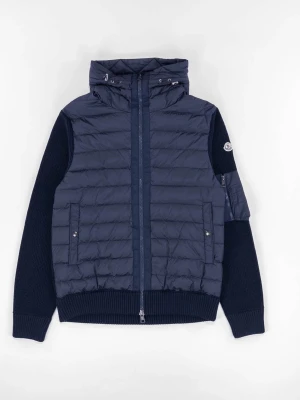 Mörkblå Cardigan Moncler - Snygg mörkblå dunväst från Moncler med stickade ärmar och vadderad framsida. Storlek M passar dig som är mellan 170 och 185cm