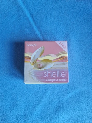 Benefit Shellie Blush Mini - Warm seashell-pink powder blush. 2,5g