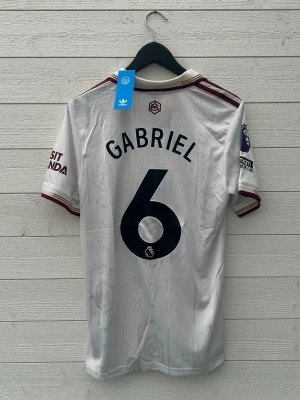 Gabriel Arsenal Fotbollströja - Säljer en Arsenal fotbollströja med Gabriel 6 på ryggen som är helt ny med prislapp!
