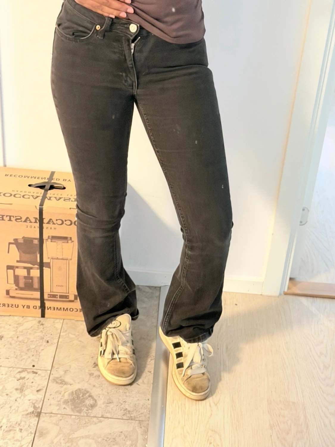 Svarta bootcut jeans med hög midja