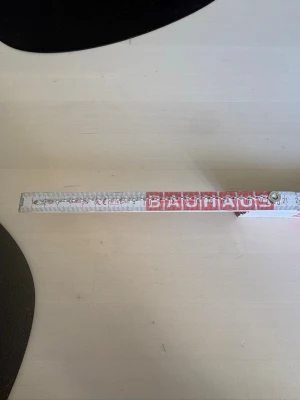 Silverfärgat armband Thomas Sabo - Snyggt silverfärgat armband från Thomas Sabo med grova länkar och en rund bricka med ingraverad logga. Perfekt accessoar för dig som gillar stilrena smycken med en cool touch. Längden är cirka 21 cm. Man får med 4 charms från den Thomas sabo