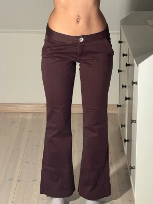Lågmidjade flare kostymbyxor  - Midjemått: 36cm. Innerbenslängd: 72cm. (Storlek 34.) Kolla in min profil, följ för fler plagg🙌