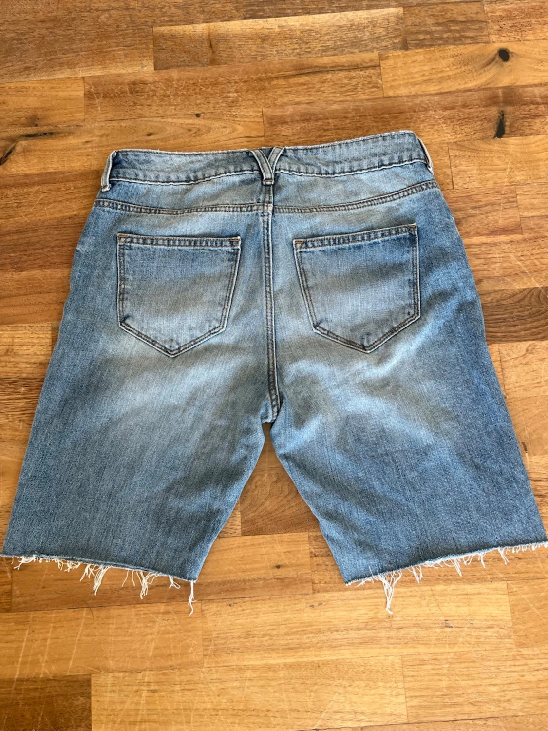 Blå jeansshorts med rå kant - 1