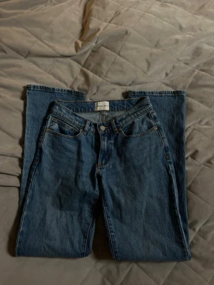 Blåa lågmidjade jeans  - Supersnygga blåa lågmidjade jeans från Abrand jeans. Säljer då de är för små för mig. 