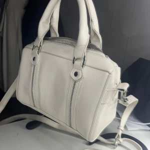 MISAKO VÄSKA - Säljer en så fin väska från MISAKO som endast använts ett fåtal gånger💓 säljer då jag redan har massor av väskor!! Priset kan diskuteras💞