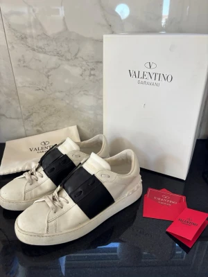 Valentino open - Ett par riktigt snygga valentino open skor som passar extremt bra till sommaren. Skicka 9.9\10 Skriv vid funderingar😁