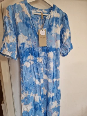 Luftig skjortklänning viskosklänning sommarklänning stl S Soyaconcept sustainable viscose - Helt ny oanvänd skjortklänning i supermjuk luftig viskos från Soya concept, storlek small! 