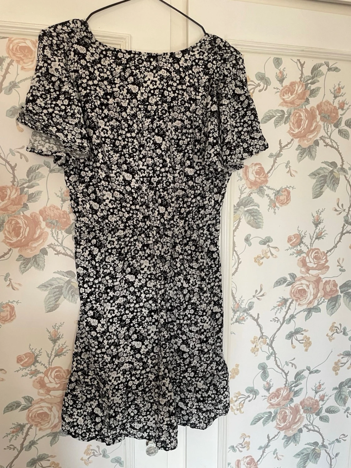 Svart blommig kortklänning med volang - 1