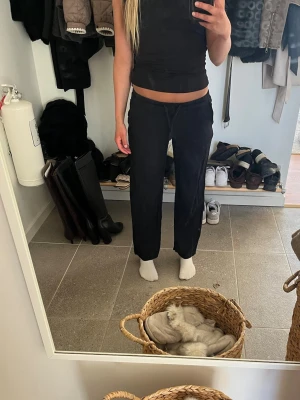 Linnebyxor  - Säljer ett par svarta linnebyxor med rak passform. 