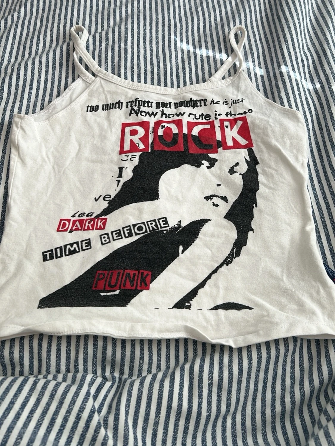 Vit croppad linne med rocktryck