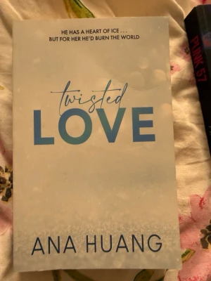 Twisted Love av Ana Huang 18+ - Twisted Love är en romantisk roman av Ana Huang med ett ljust, mjukt omslag i blå och vita toner. Boken handlar om Alex Volkov och Ava Chen och deras känslomässiga resa fylld av hemligheter och passion. Perfekt för dig som gillar contemporary romance och dramatiska kärlekshistorier. 18+ (pris lägre pga ett veck på framsidan samt några få märken eller något som jag inte vet vad de är från. Insidan är inget fel på och den går att läsa perfekt)