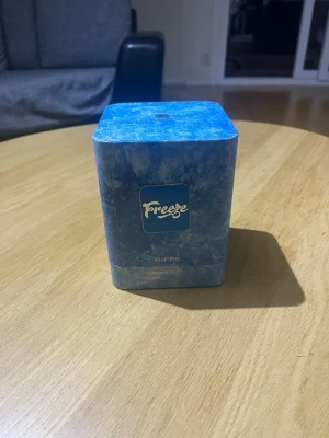 Freeze parfym från RiiFFS - Freeze parfym från RiiFFS i en snygg blå förpackning med frostad look. Kartongen har en fyrkantig form och loggan är tryckt i vitt och guld på framsidan. Perfekt för dig som gillar fräscha och moderna dofter.