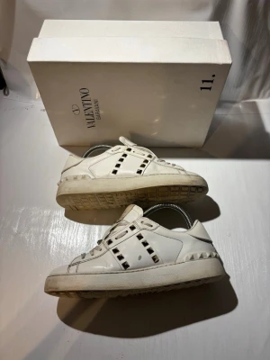 Valentino skor - Hej! Säljer nu mina skor från märket Valentino, storlek 37,5 bra skick, allt på bilden ingår. Tveka inte på att höra av dig om du har frågor eller funderingar kring skorna! 