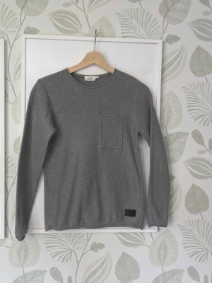 Finstickad Tröja H&M Storlek 146/152 - Oanvänd.  - Det är svårt att få exakta gråfärgen på bild den är lite ljusare än vad huvudbilden visar.  - Tröjan är lite gråmelerad.  - Inget stick/klimaterial.  - Jag kan ha missat någon miniskavank men jag har försökt att granska plagget