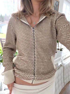 Stickad zip i merinoull  - Storlek S. Premium plagg i 100% merinoull. Nypris 2199kr. Plaggen är handstickade - finns endast 1 av denna modell. Skickas inom 24h. Se liknande plagg i min profil!