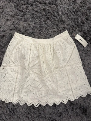 Vit broderad kjol - Somrig och jättesöt kjol från Gina Tricot i storlek M. Helt ny med prislapp!