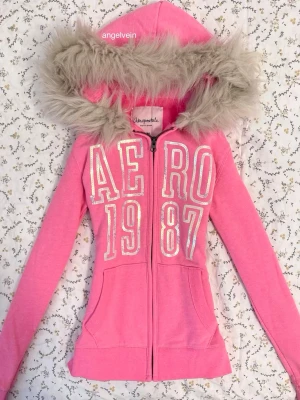 2000s pink aero fur trim zip up hoodie - 2000s aero tröja från usa varm och mjuk original design 🪽aldrig använt, bara varit i förvaring 💕passar S -XS 