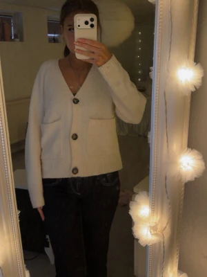 Vit stickad kofta  - En vit oanvänd stickad kofta ifrån vero Moda i storlek xs 💗 säljer för den kommer inte till användning 