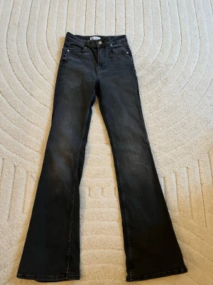 Svarta bootcut jeans från Zara med medelhög midja - Snygga svarta midwaist bootcut jeans. Jeansen har utsvängda ben och stängs med knapp och dragkedja. Materialet är denim i bomullsmix. De är använda cirka 3 gånger och är i bra skick🙌🏼