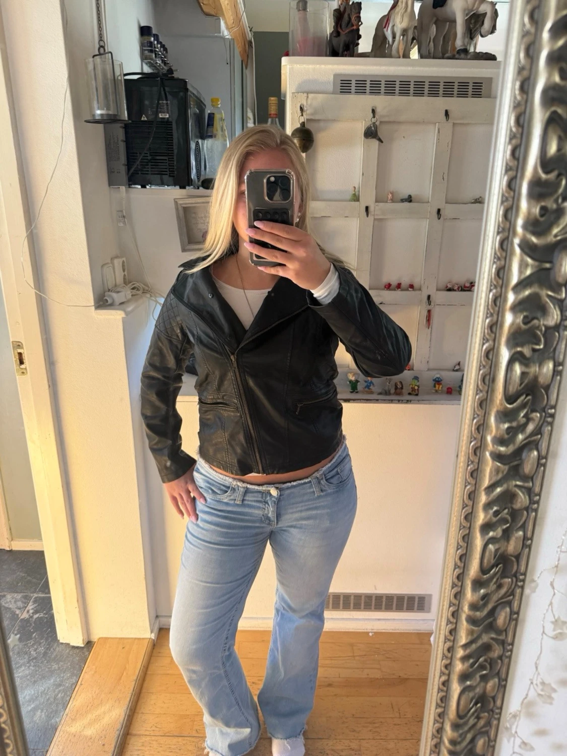 Svart skinnjacka med quiltade detaljer - 2