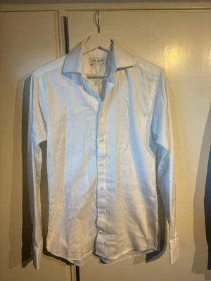 Vit skjorta från John Henric - Tjena! Säljer en vit skjorta från John Henric i fiskbensmönster. Skick: 9/10. Storlek: xs/s (37). Bara att fråga om det är något!