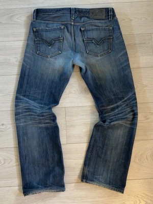 Diesel vintage Larkee blå jeans W32 L32 - Snygga blå Diesel Vintage Larkee jeans i regular straight fit. Size: L32 W32. Pris 600kr. Är öppen för bud.