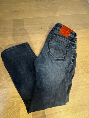 Mörkblå jeans från Jacob Cohen - Säljer ett par riktigt fina jacob cohen jeans i modellen 620 comfort. Jeansen har lite tecken på användning. Storleken är 33 och passar mig som är 183 78kg. Bara att skriva om ni vill ha mer bilder eller liknande. Priset är heller inte hugget i sten så kan självklart diskuteras.