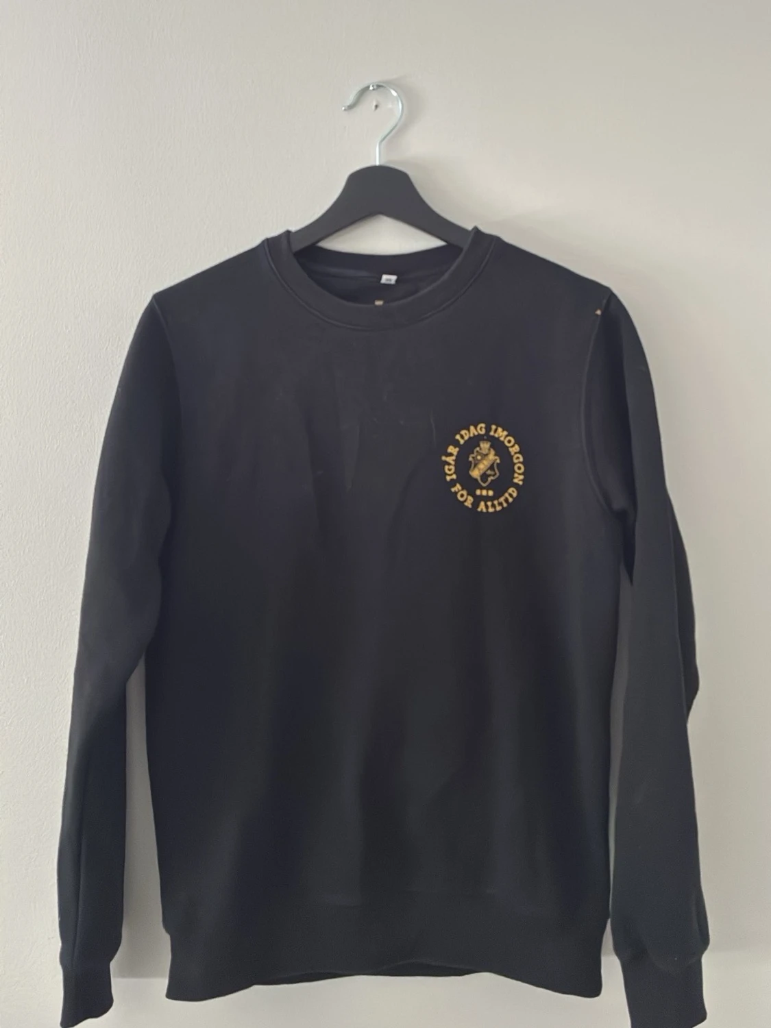 Svart sweatshirt med gul text