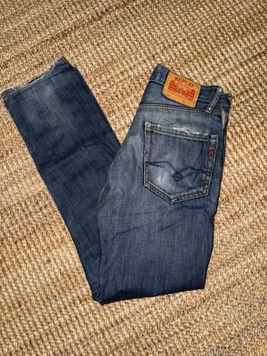 Replay jeans - Tja, säljer dessa riktigt feta Replay jeans! Dom har feta slitningar vid fickorna och även längst ner. Washen är även också väldigt fet🙌 pris går att diskuteras!