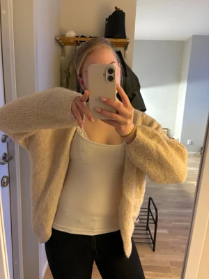 Beige fluffig kofta - Mysig beige kofta med fluffig från Lindex. Urtvättad därav priset. Storlek xs/s