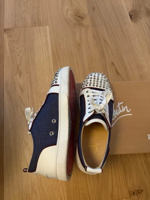 Christian Louboutin sneakers  - Tjena. Säljer dessa fina Christian Louboutin sneakers. Skorna är använda vid fåtal tillfällen och det medföljer box och kort. Skorna är strl 41, passar 41. Meddela vid frågor 