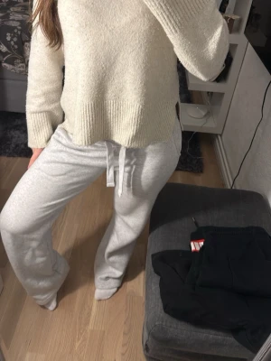 Ljusgrå mjukisbyxor med dragsko - Säljer ett par gråa russemech byxor då de är för långa för mig, ändast använt en gång!