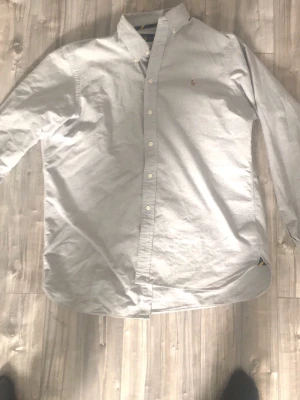  skjorta  - Stor i strl cirka xl. Öppen för byte