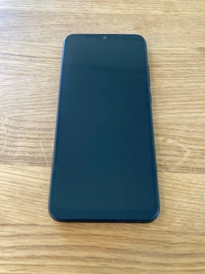 Xiaomi Redmi 9AT 32GB Olåst Nyskick! - Snabb och prisvärd 4G-smartphone med åttakärnig processor och ett mycket kraftfullt batteri som ger dig flera dagars användning och lång livslängd. Telefonen är i en lagom storlek med en HD+-upplöst 6,53-tums IPS-skärm. Fullt fungerande och i nyskick enligt bilder, inga repor. Fås utan laddare.  Nypris: 1200 SEK Begagnat pris: < 1000 SEK Mitt pris: 589 SEK  Skickas alltid snabbt och spårbart. Skriv vid frågor och se gärna mina andra annonser!   GRATIS: För betalande kunder erbjuder jag personlig