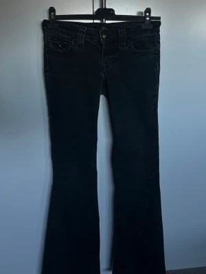 true religion  - low waist, bootcut jeans i modellen Joey från true religion🖤 dem är använda bara något år så dem är i bra skick, Org pris 1,299kr 