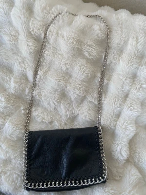 Tiamo väska  - Säljer en tiamo väska, den är typ som ny! Inte använd speciellt mycket! 200kr + frakt, vid snabb affär går priset att diskutera!