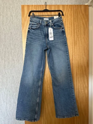 Gina tricot jeans - Helt nya jeans från Gina Tricot i storlek 36, fortfarande med lapp kvar. Modellen är högmidjad med vida ben, sitter väldigt fint och är sköna och enkla.